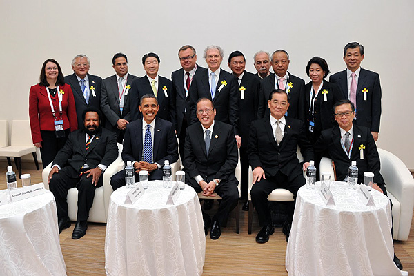 온라인 온라인 바카라 Watanabe (Front Row Right)는 파푸아 뉴기니, 필리핀, 중국 타이페이 및 미국의 지도자와 대화 그룹에 참여했습니다
