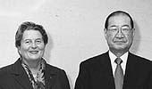 ウオスカイネン議長（左）と佐々木共同委員長