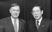ケーラーIMF専務理事（左）と奥田会長